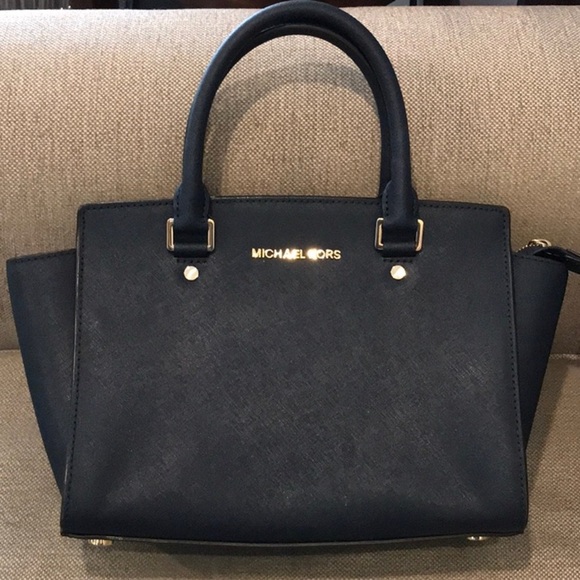Michael Kors Medium Selma Black Saffiano Leather w/crossbody strap - Picture 1 of 1